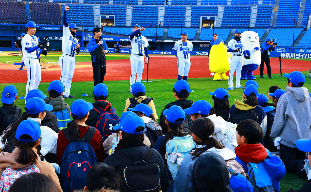 試合後に、招待した神奈川県内の小学生とふれあい「帰りの会」に参加した、左からDeNA　石田裕、山本、竹田祐、東、佐野（撮影・野上伸悟