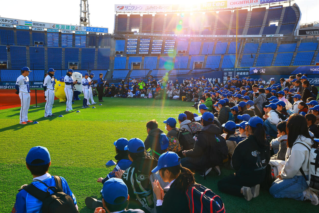 試合後に、招待した神奈川県内の小学生とふれあい「帰りの会」に参加した、左からDeNA　石田裕、山本、竹田祐、東、佐野（撮影・野上伸悟