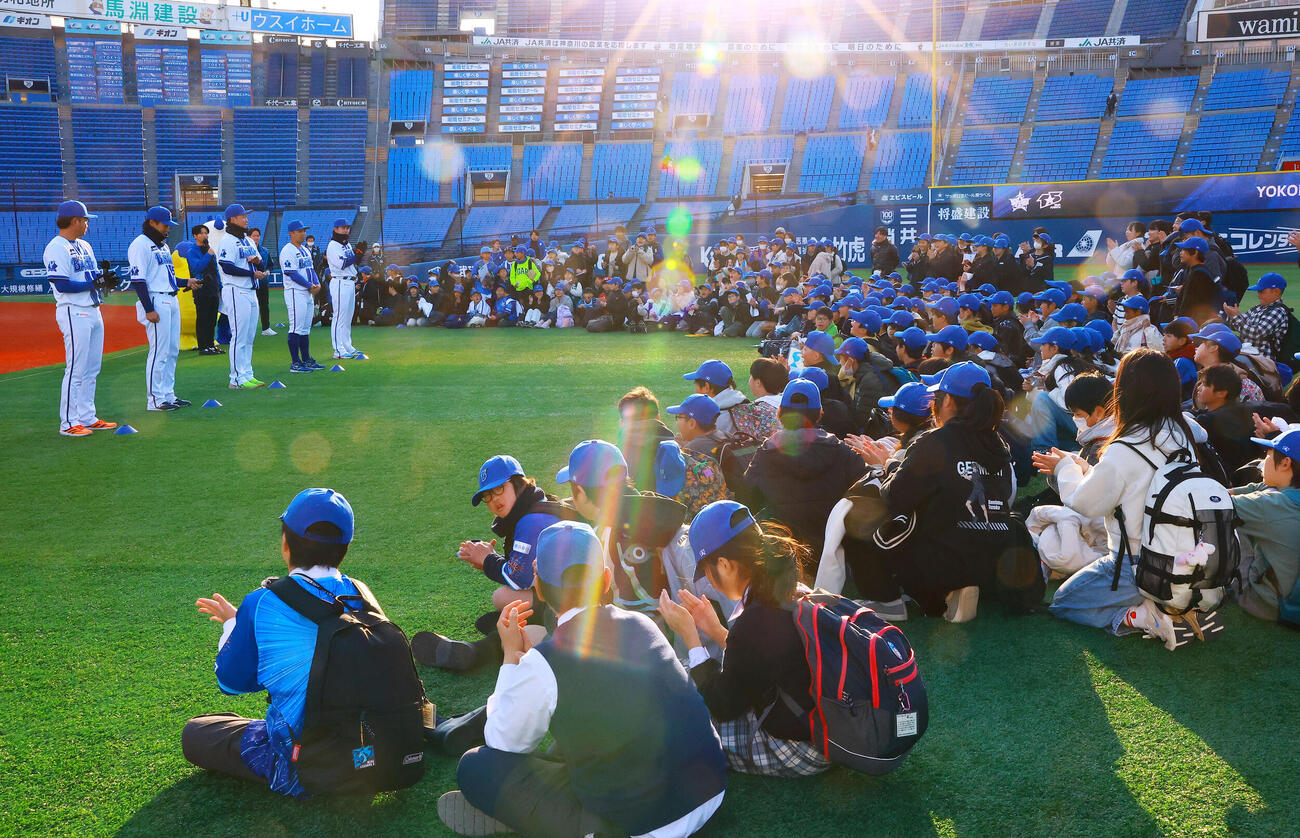 試合後に、招待した神奈川県内の小学生とふれあい「帰りの会」に参加した、左からDeNA　石田裕、山本、竹田祐、東、佐野（撮影・野上伸悟