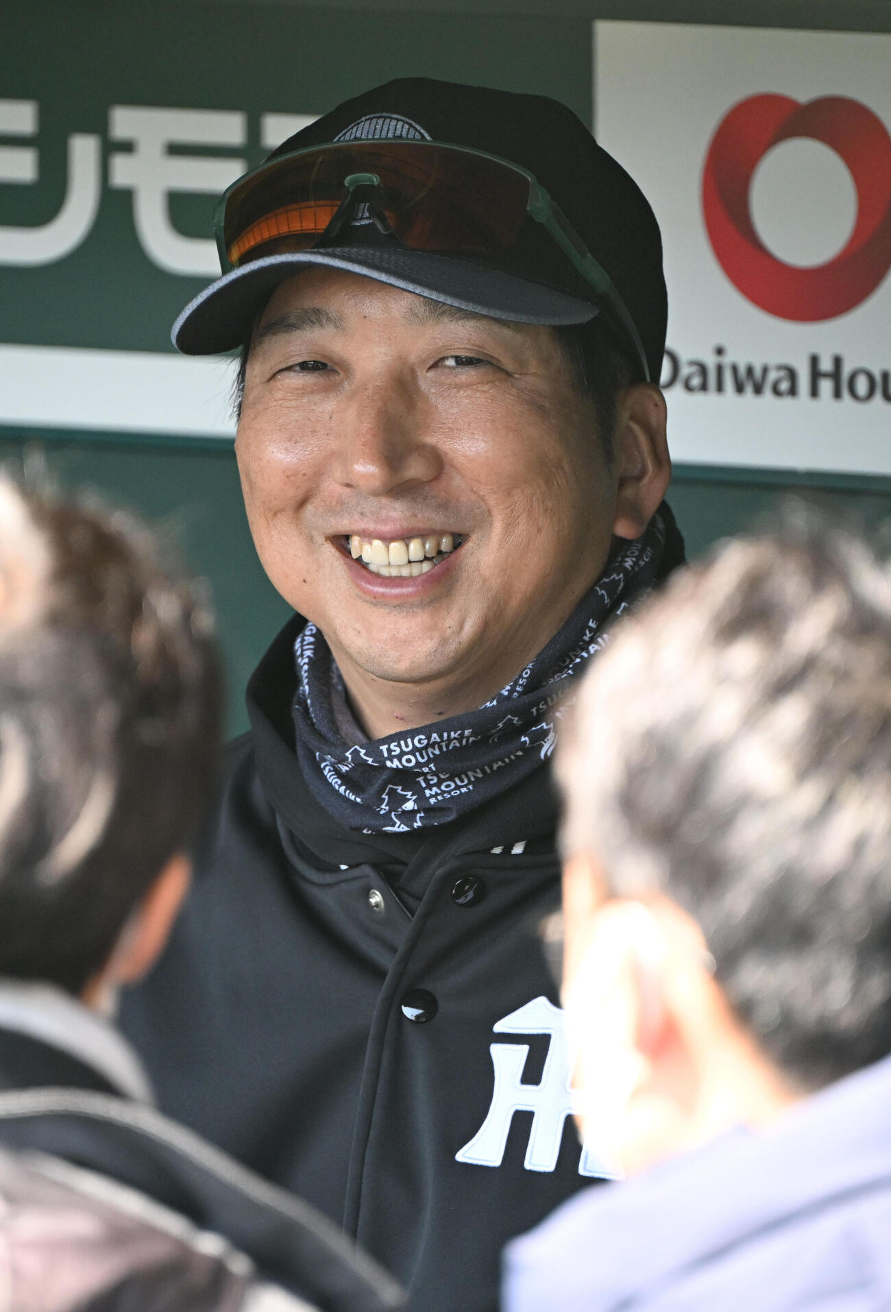報道陣に笑顔で対応する阪神藤川監督（撮影・和賀正仁）