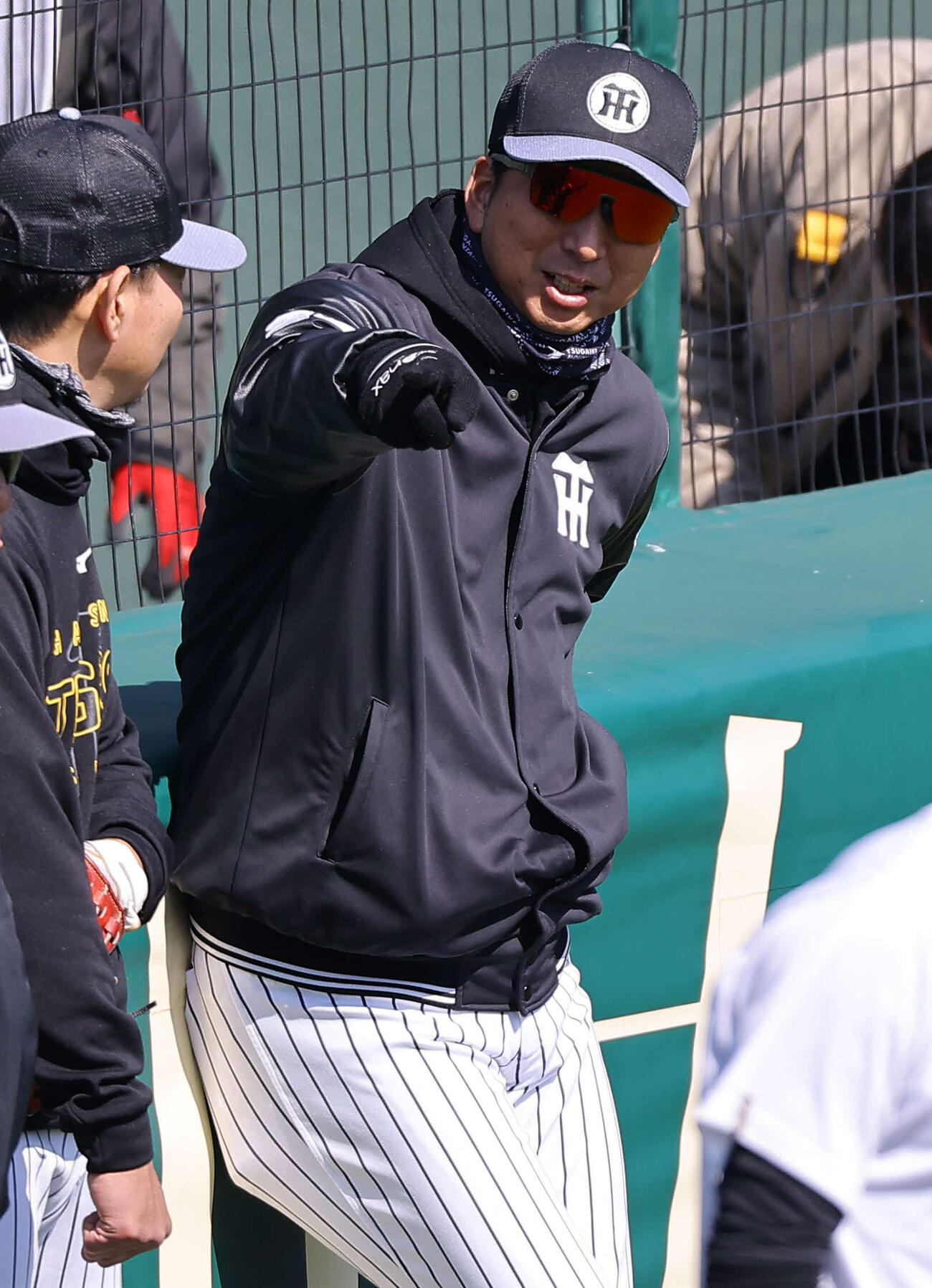 藤川監督（右）は練習を見守る（撮影・上田博志）