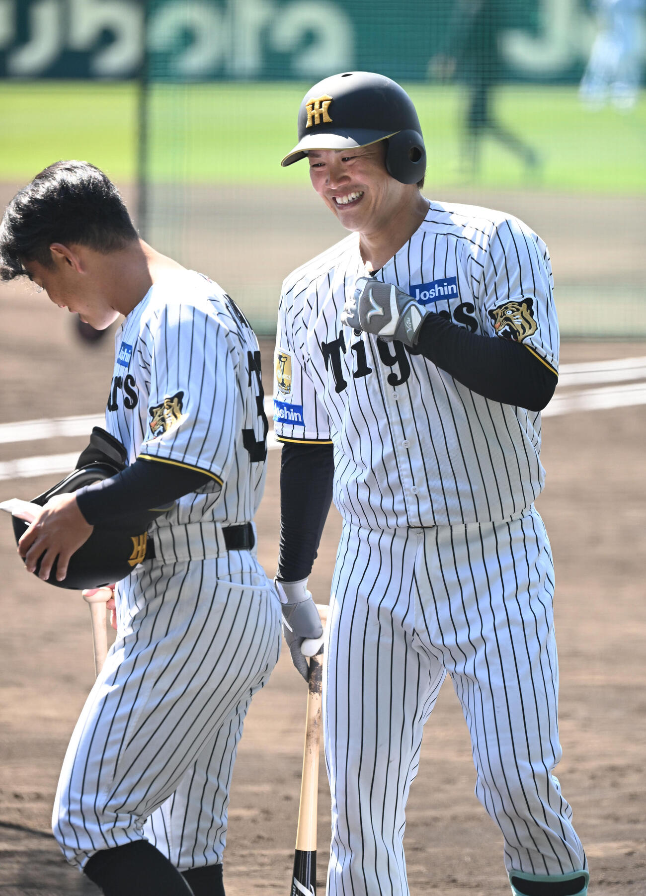 打撃練習中、笑顔を見せる阪神伏見（撮影・和賀正仁）