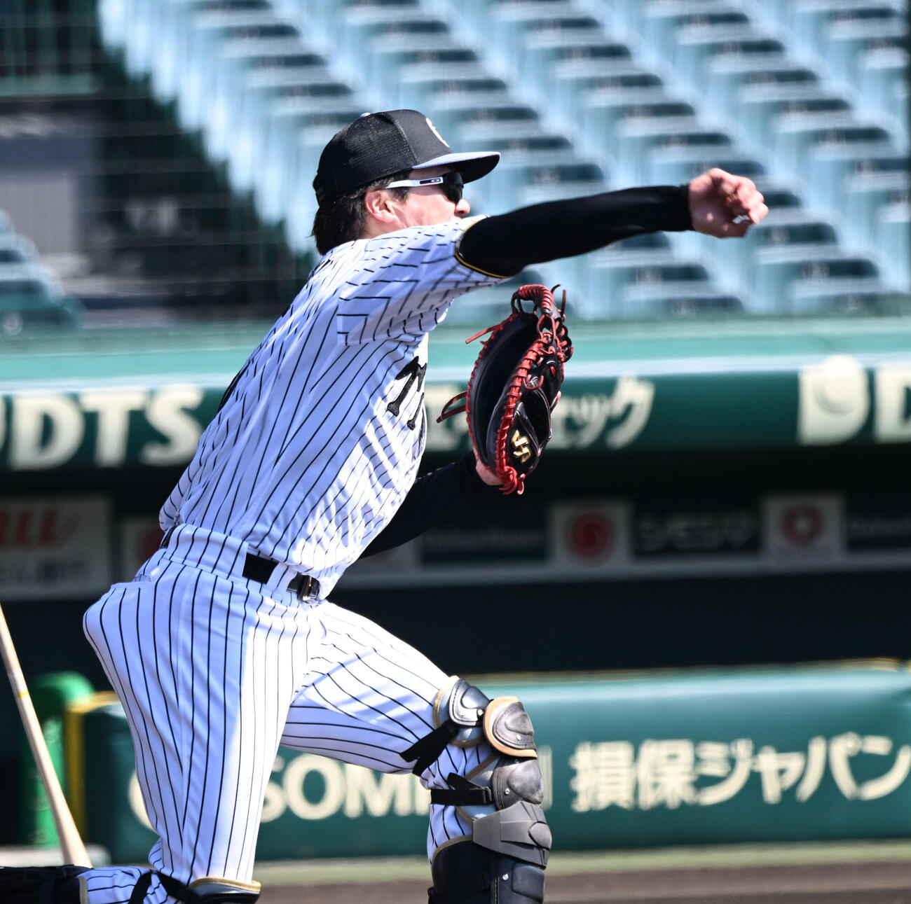 内野のボール回しをする阪神伏見（撮影・和賀正仁）