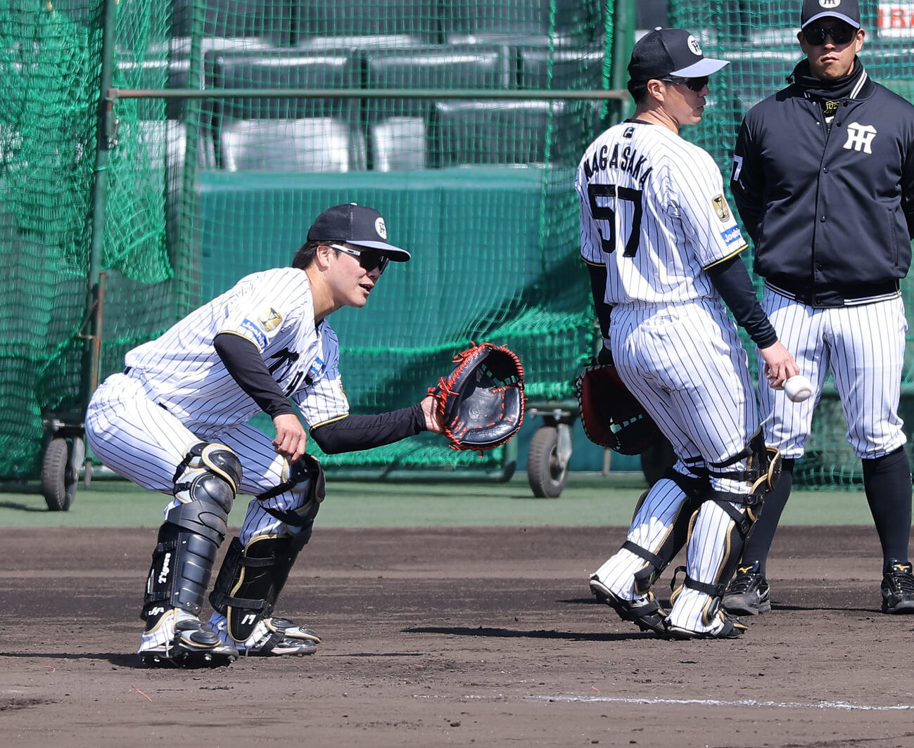 シートノックに参加する伏見（撮影・上田博志）