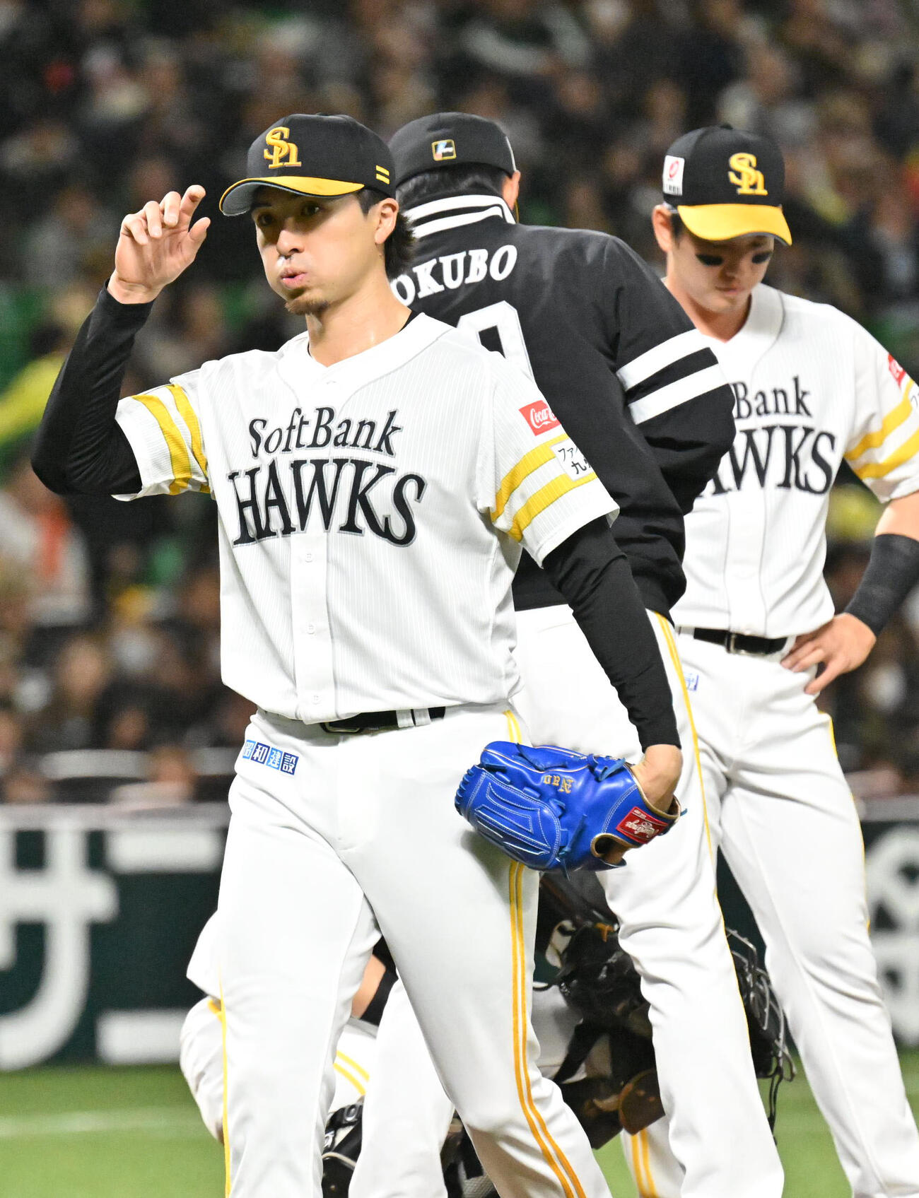 ソフトバンク対巨人　7回表巨人2死一、二塁、降板する上沢（左）（撮影・林敢治）