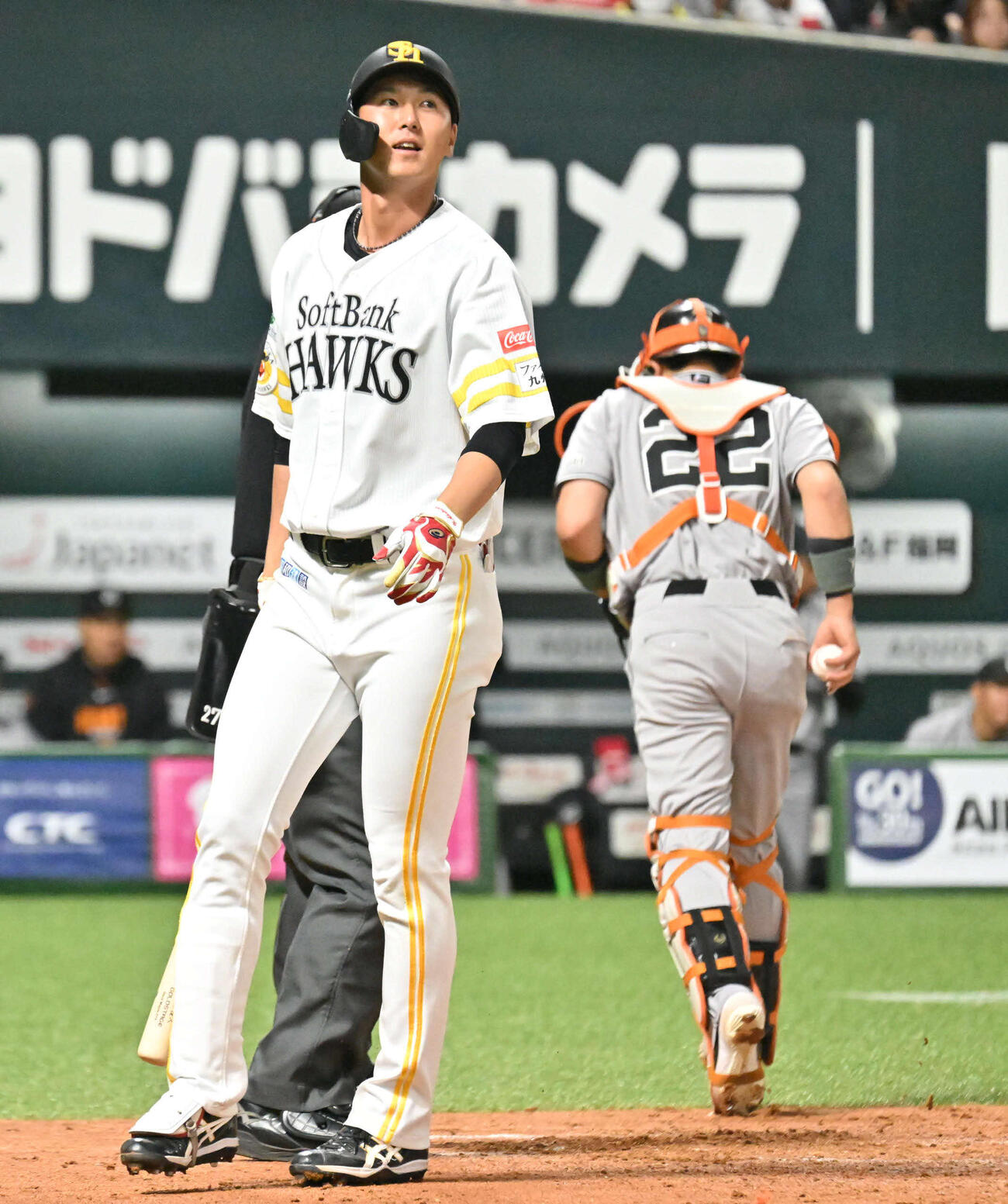ソフトバンク対巨人　7回裏ソフトバンク2死一塁、秋広（左）は見逃し三振に終わる（撮影・林敢治）