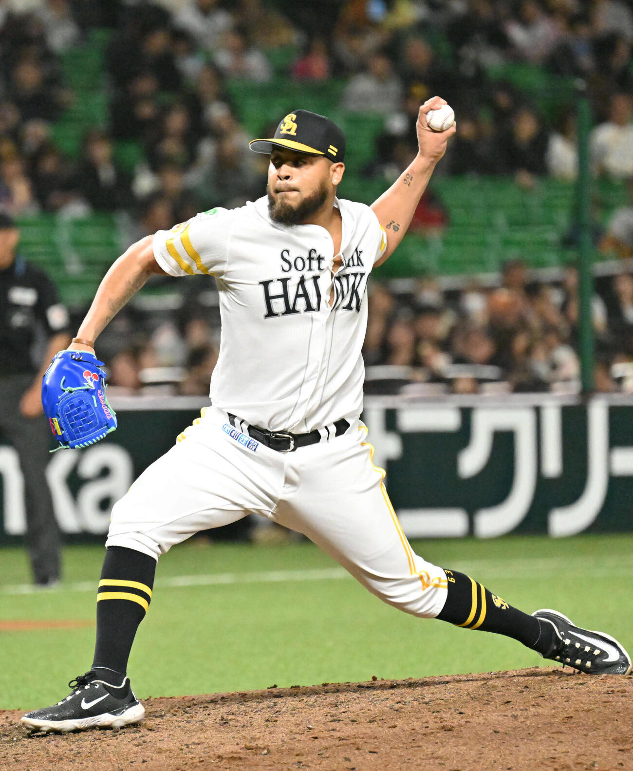 ソフトバンク対巨人　ソフトバンク3番手投手のヘルナンデス（撮影・林敢治）