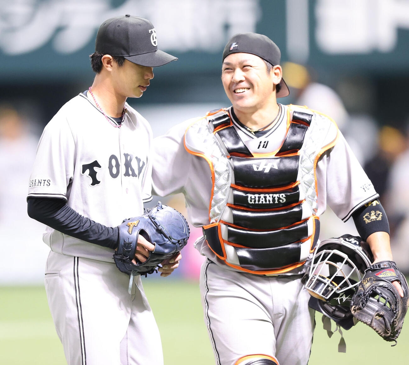 ソフトバンク対巨人　先発の巨人山城は5回を投げ終え無失点と好投、甲斐捕手の話を聞きながらベンチに引き揚げる（撮影・梅根麻紀）