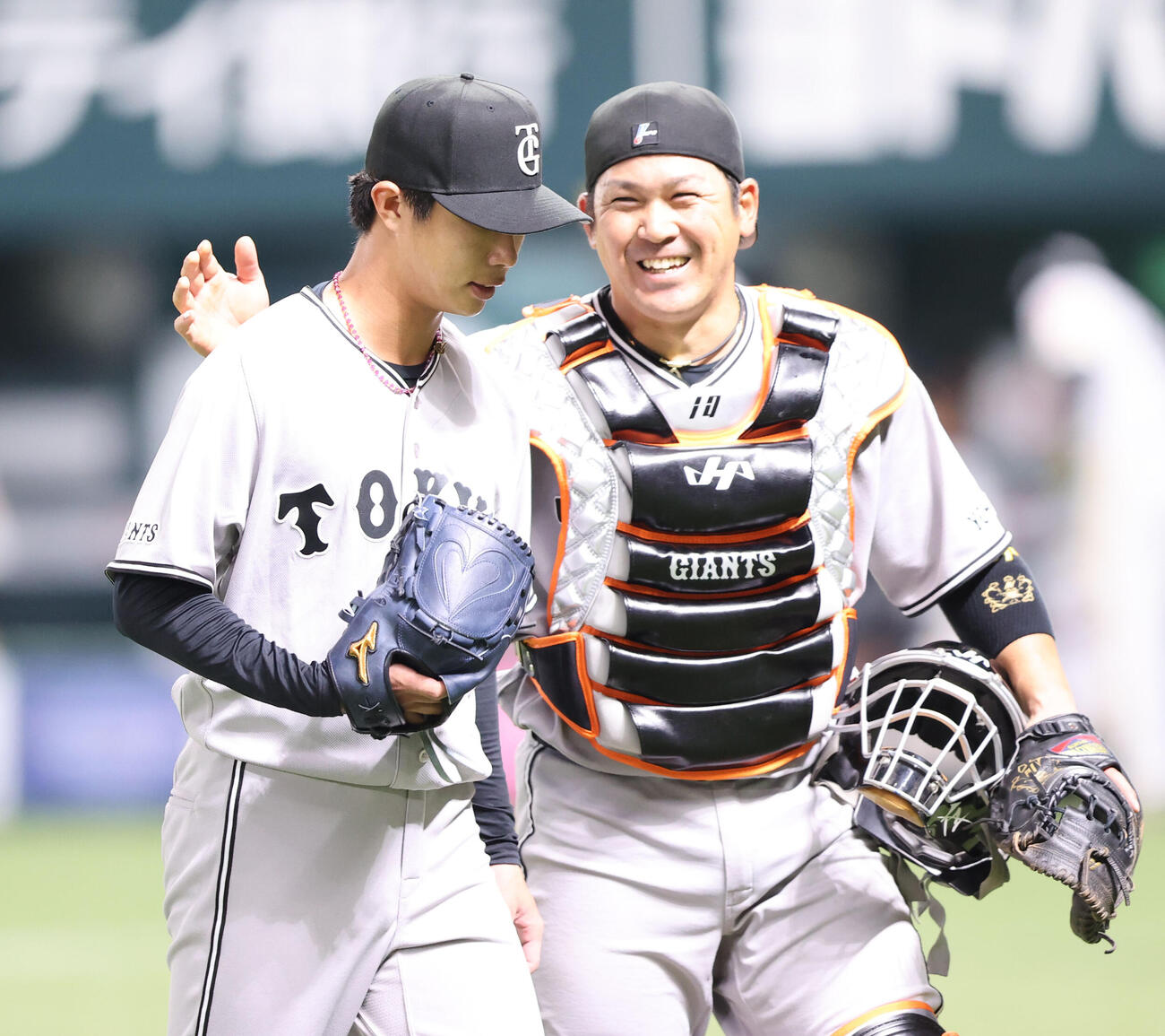 ソフトバンク対巨人　先発の巨人山城は5回を投げ終え無失点と好投、甲斐捕手の話を聞きながらベンチに引き揚げる（撮影・梅根麻紀）