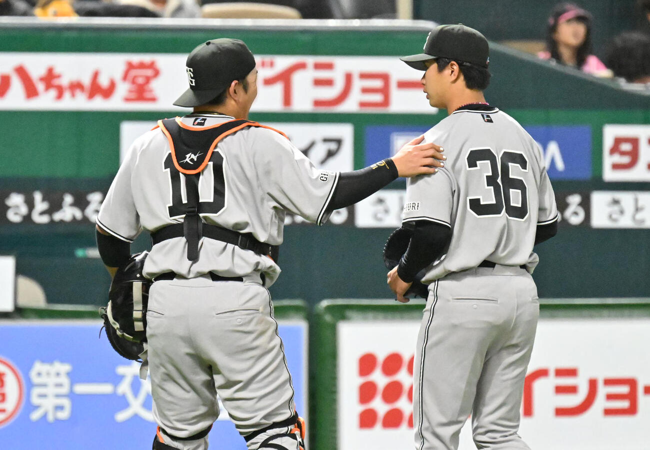 ソフトバンク対巨人　5回裏終了後、山城（右）と話す甲斐（撮影・林敢治）