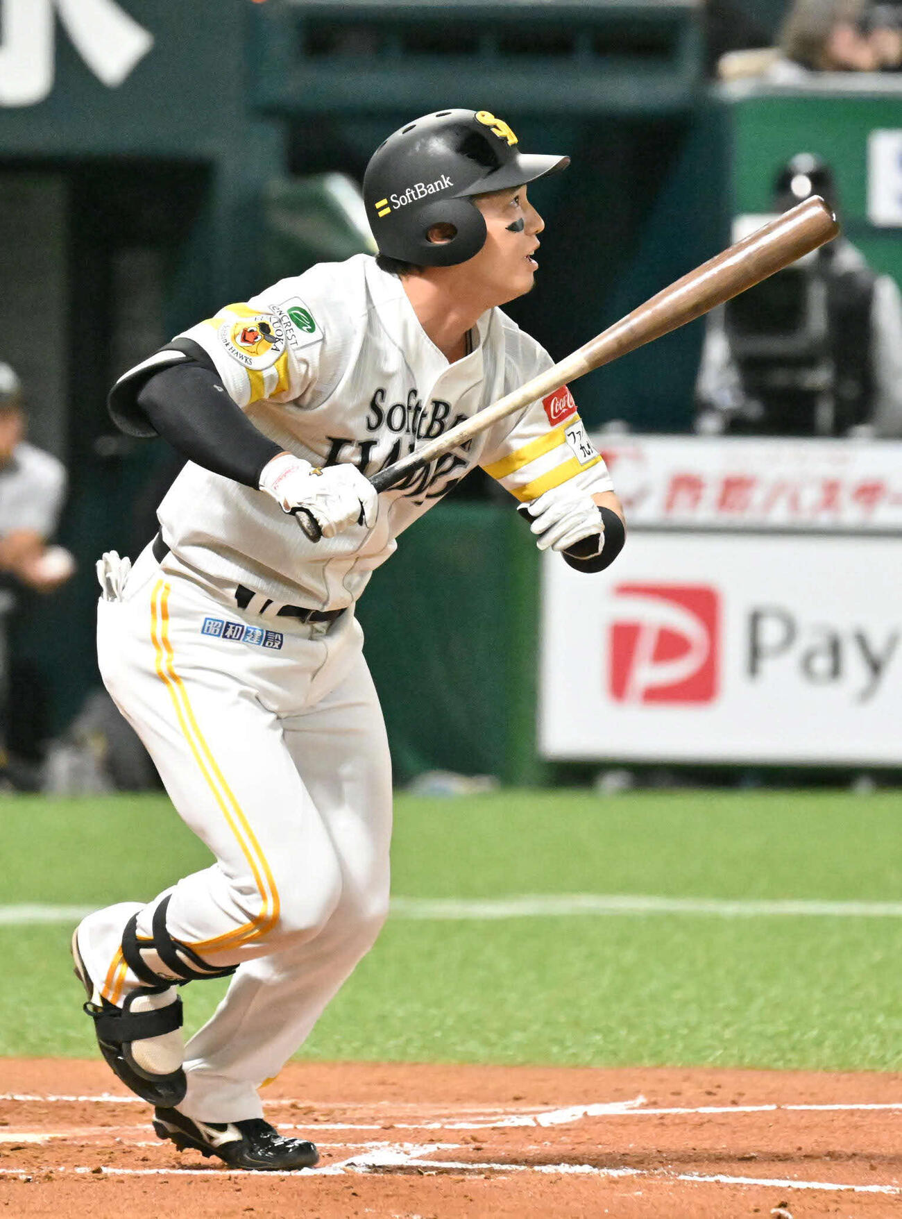 ソフトバンク対巨人　2回裏ソフトバンク1死、栗原は中前安打を放つ（撮影・林敢治）