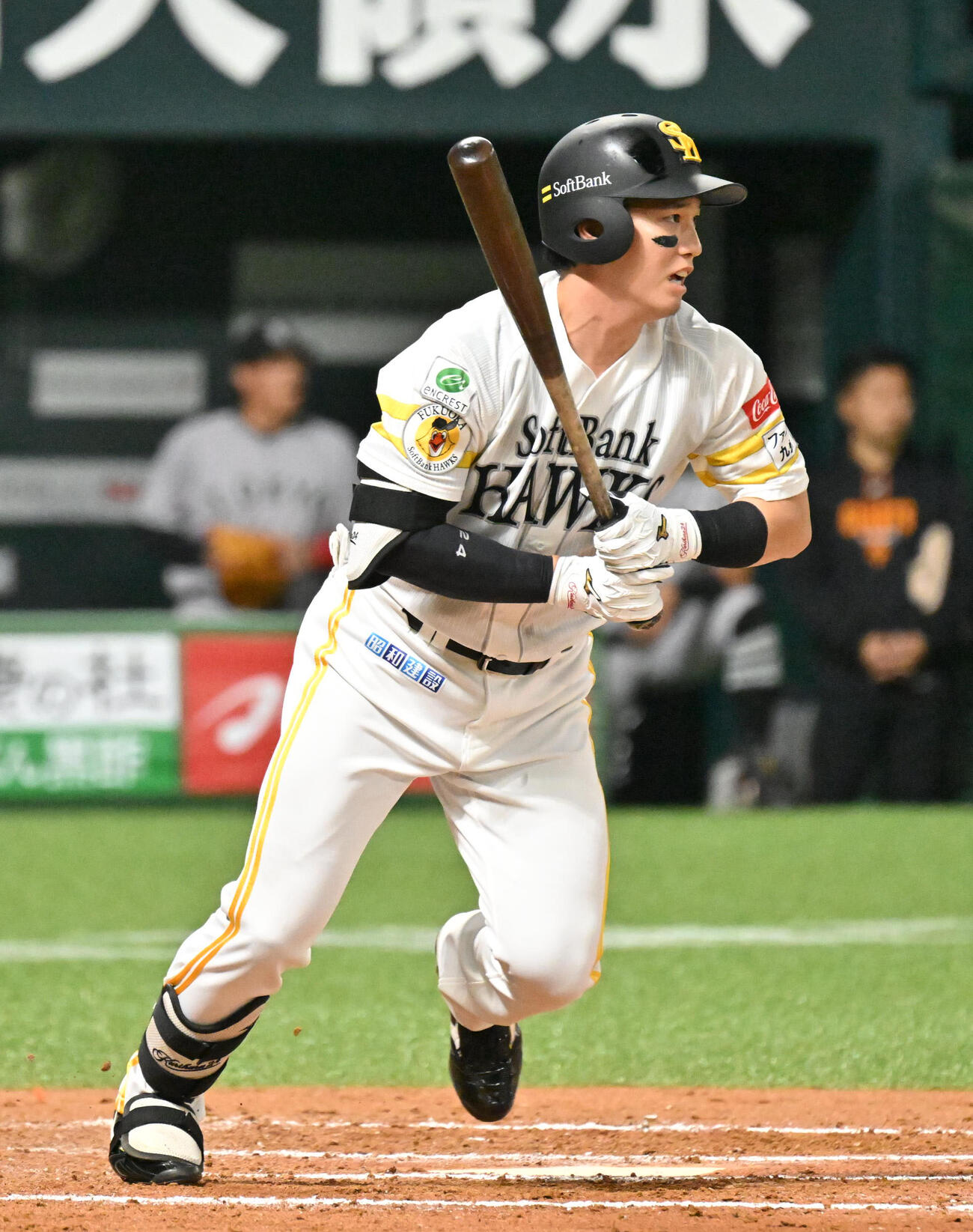 ソフトバンク対巨人　7回裏ソフトバンク無死、栗原は中前安打を放つ（撮影・林敢治）
