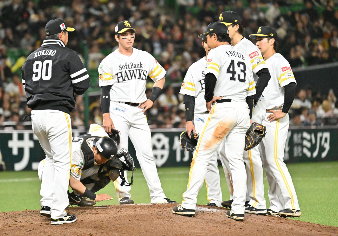 ソフトバンク対巨人　7回表巨人2死一、二塁、マウンドに集まるソフトバンクナイン（撮影・林敢治）