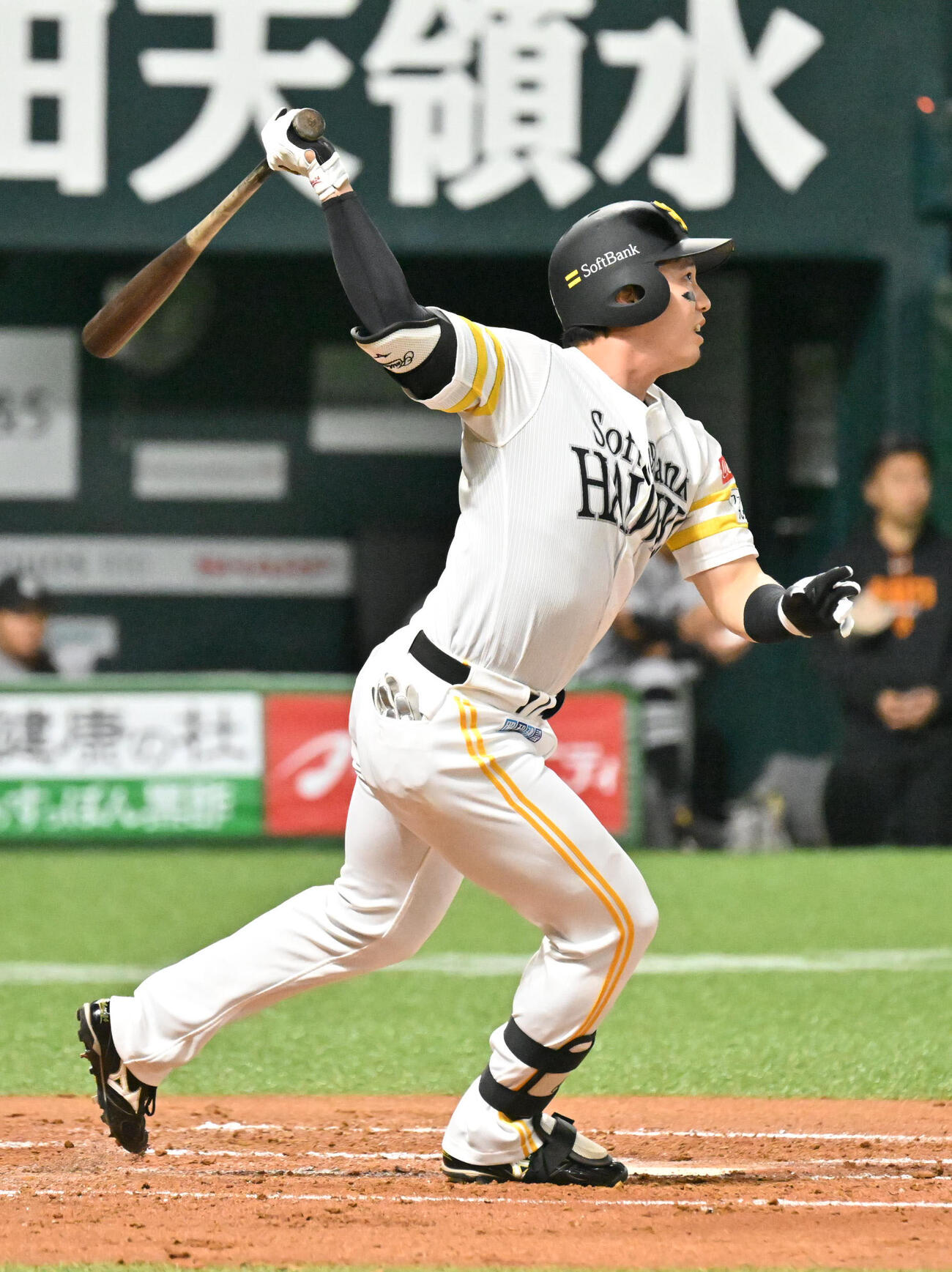 ソフトバンク対巨人　2回裏ソフトバンク1死、栗原は中前安打を放つ（撮影・林敢治）