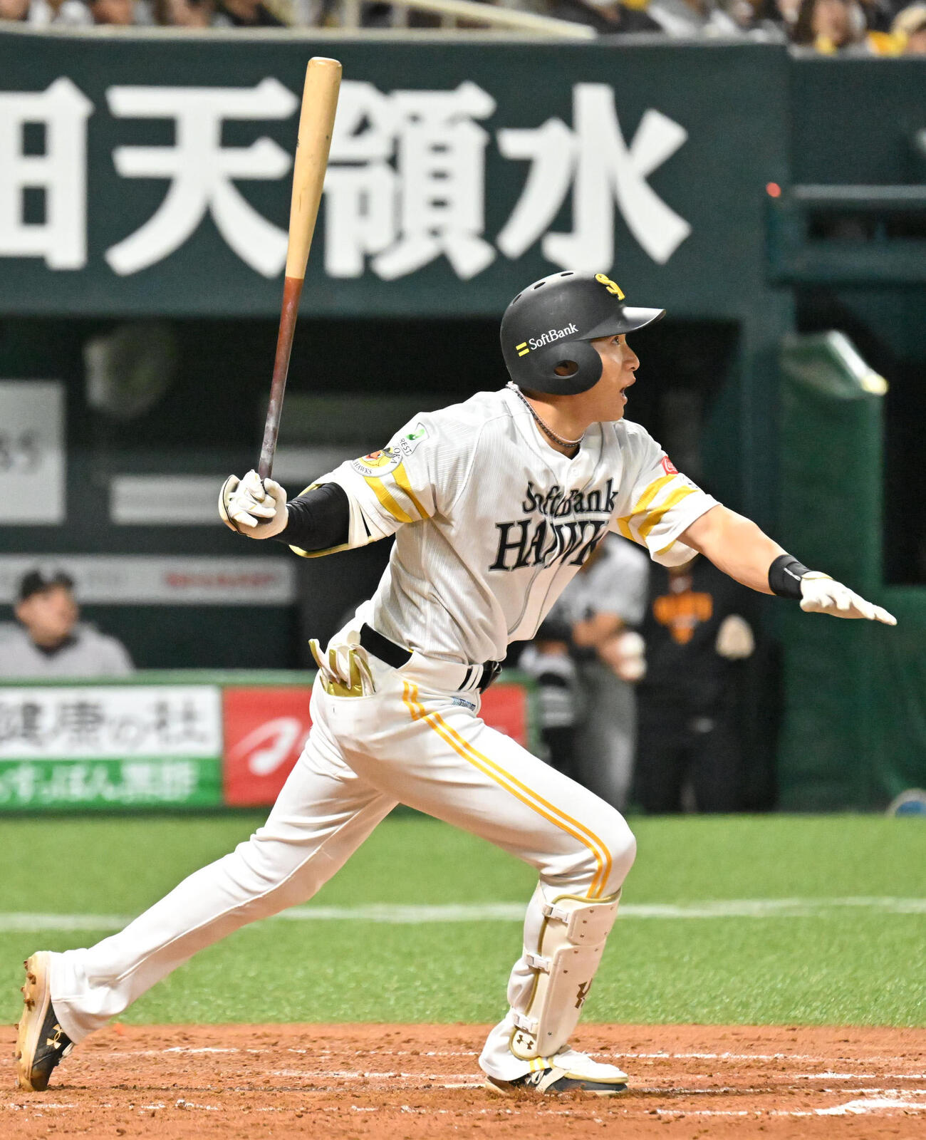 ソフトバンク対巨人　4回裏ソフトバンク1死、柳田は中前安打を放つ（撮影・林敢治）