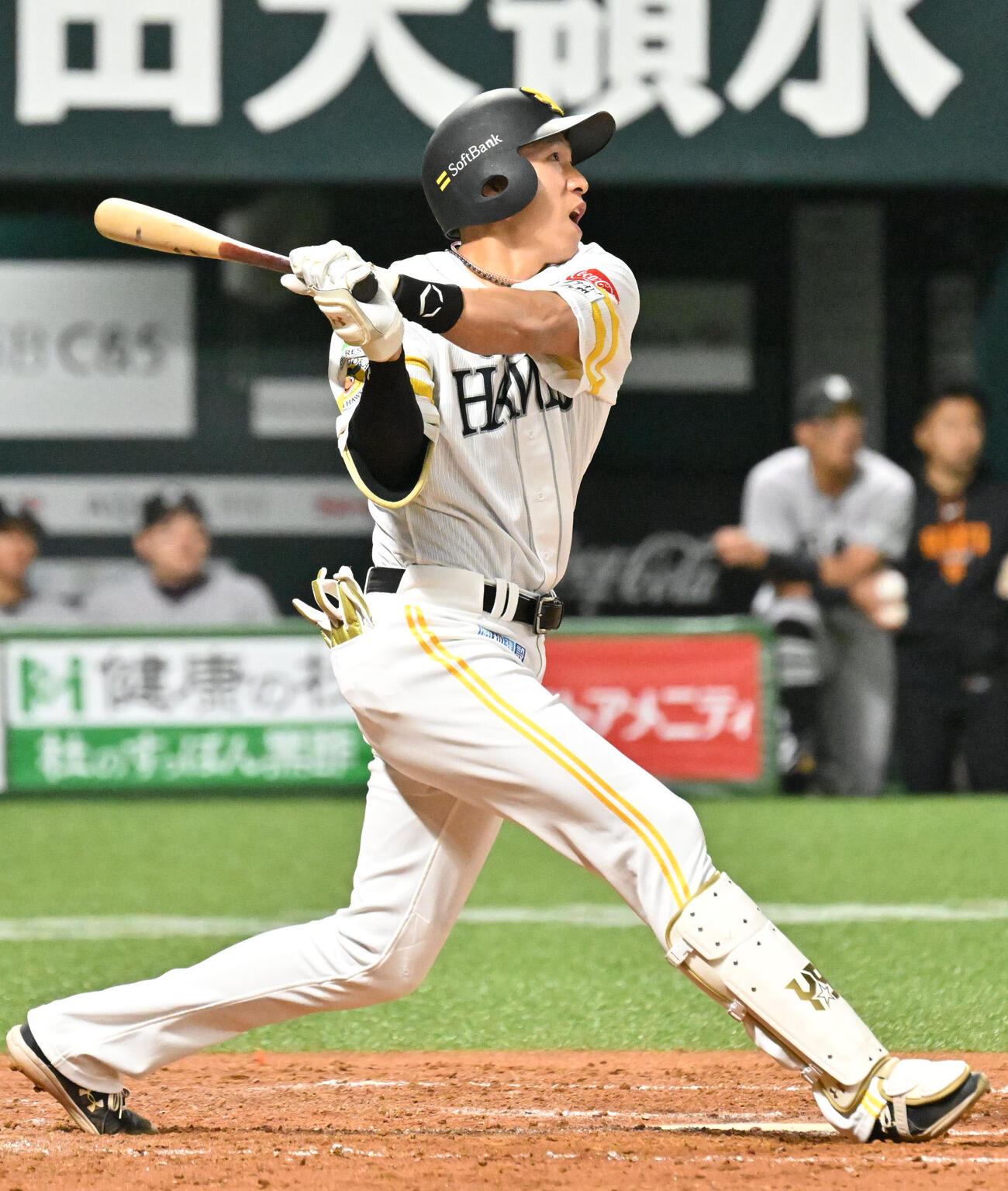 ソフトバンク対巨人　4回裏ソフトバンク1死、柳田は中前安打を放つ（撮影・林敢治）