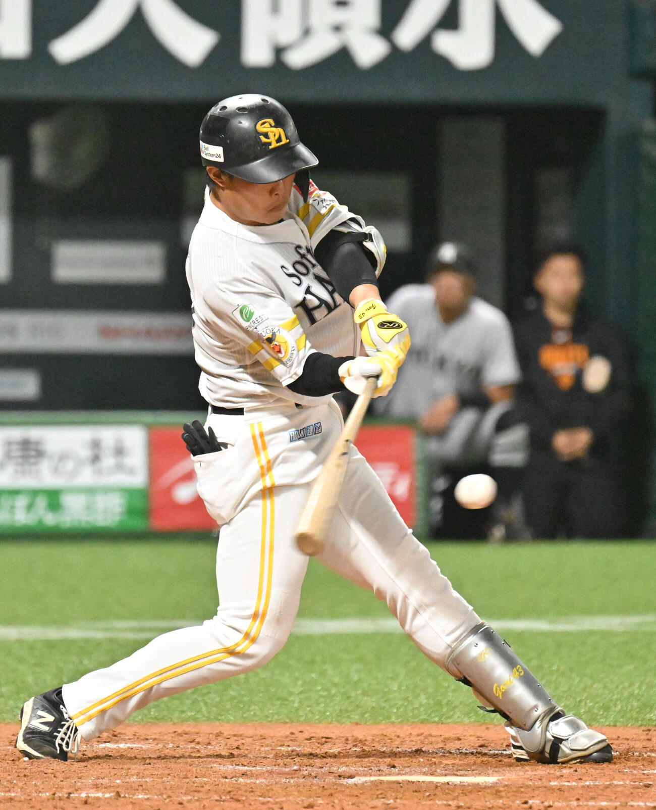 ソフトバンク対巨人　5回裏ソフトバンク1死、井上は中前安打を放つ（撮影・林敢治）