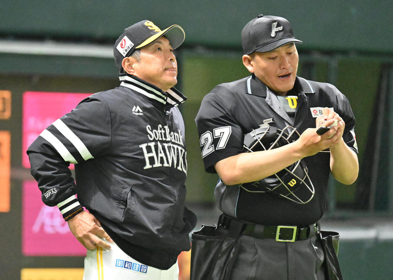 ソフトバンク対巨人　6回裏終了後、選手交代を告げる小久保監督（左）（撮影・林敢治）