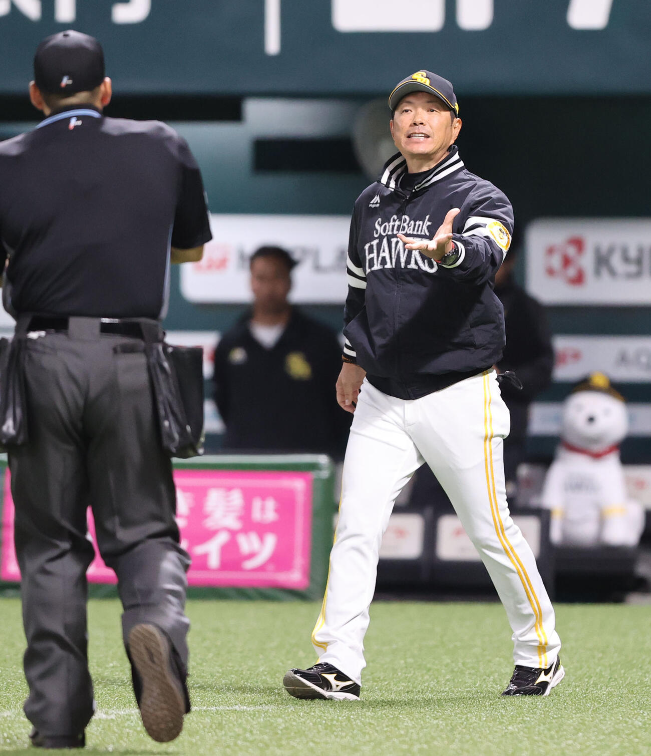 ソフトバンク対巨人　7回途中、自らマウンドに行き先発上沢に交代を告げる小久保監督（撮影・梅根麻紀）