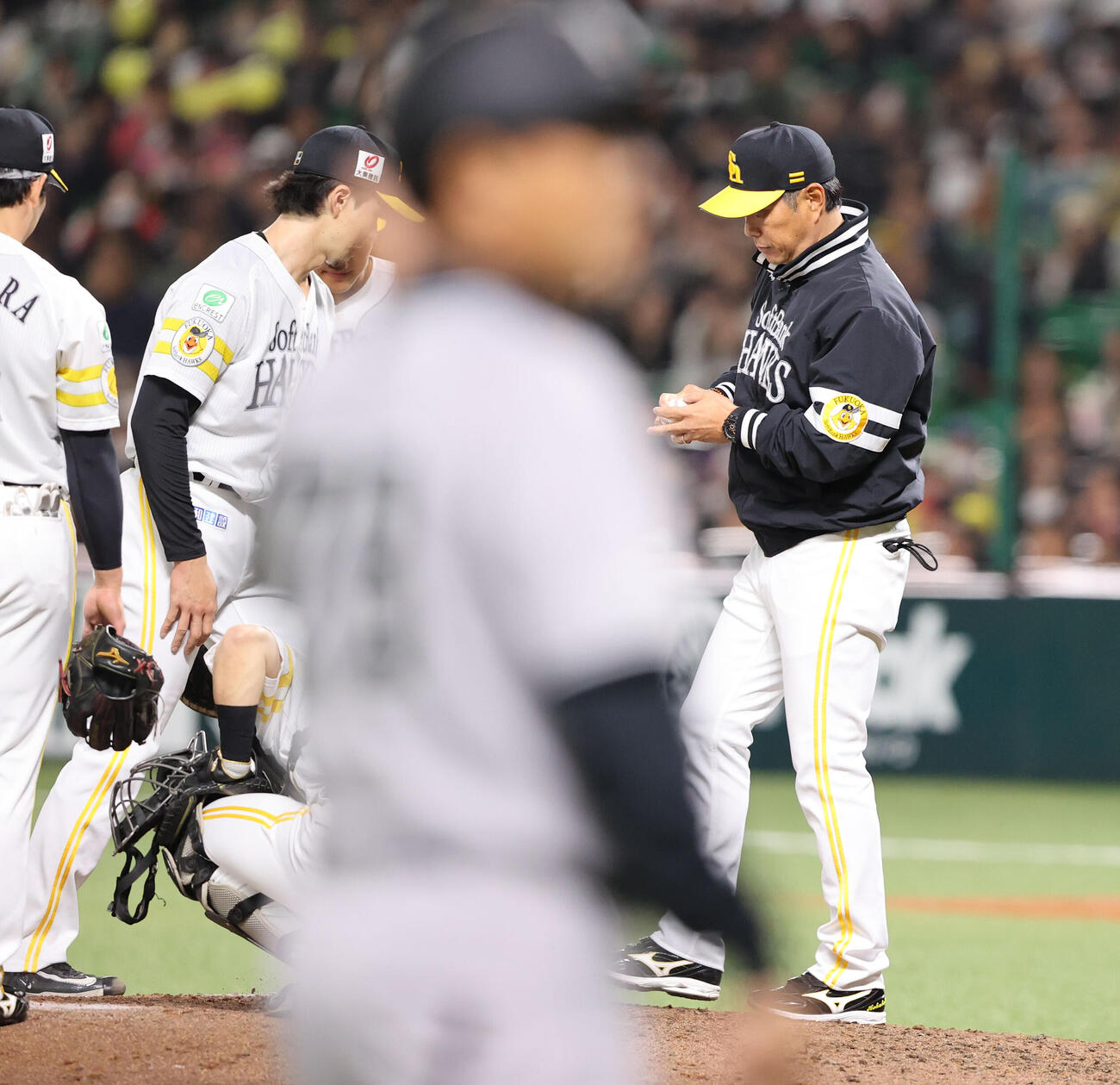 ソフトバンク対巨人　7回途中、自らマウンドに行き先発上沢に交代を告げる小久保監督（撮影・梅根麻紀）