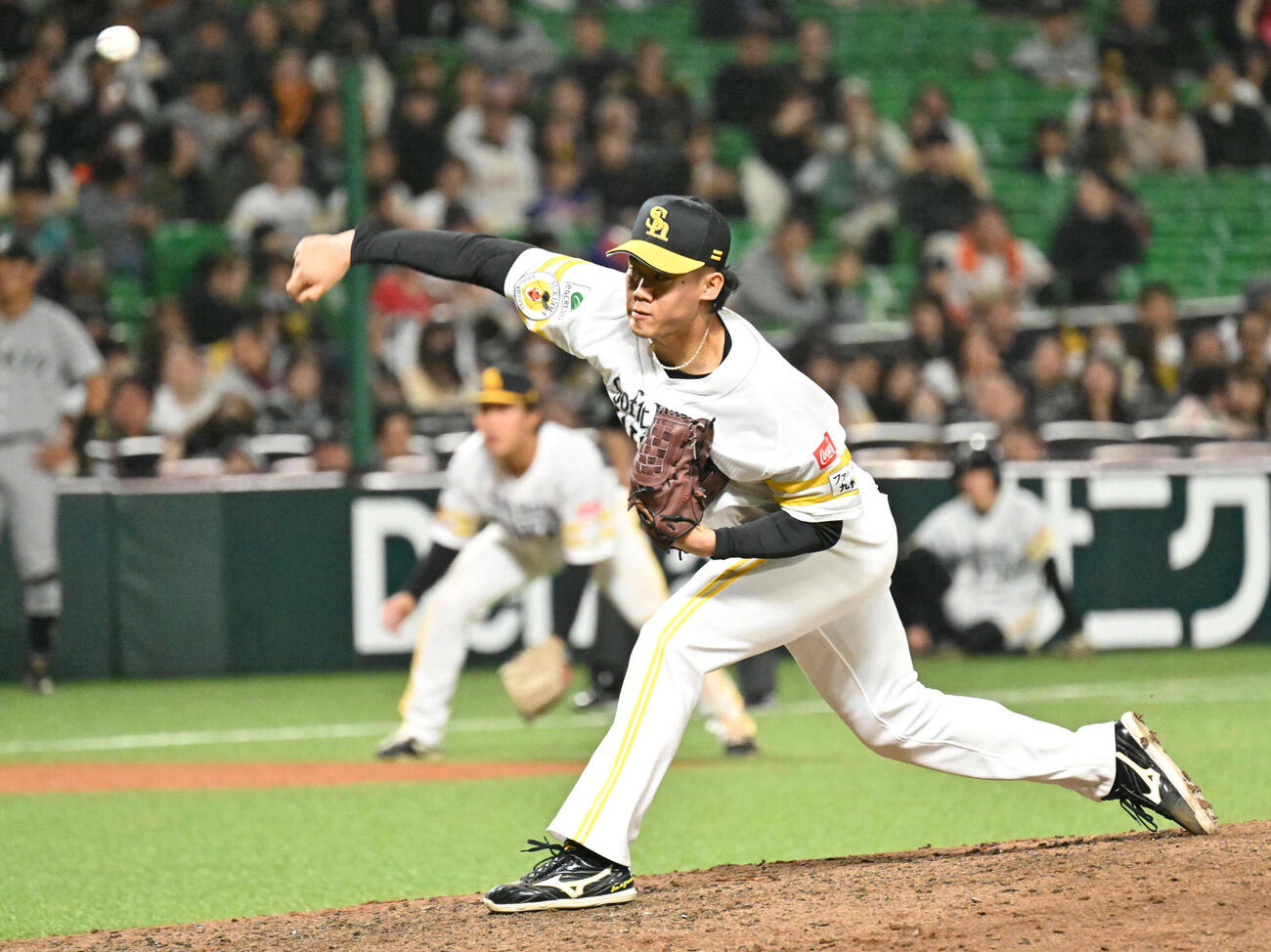 ソフトバンク対巨人　ソフトバンク4番手投手の稲川（撮影・林敢治）