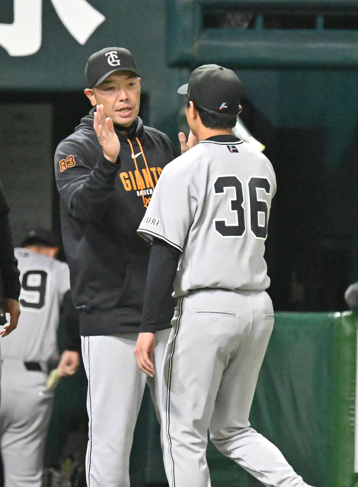 ソフトバンク対巨人　勝利を収めタッチを交わす阿部監督（左）と山城（撮影・林敢治）