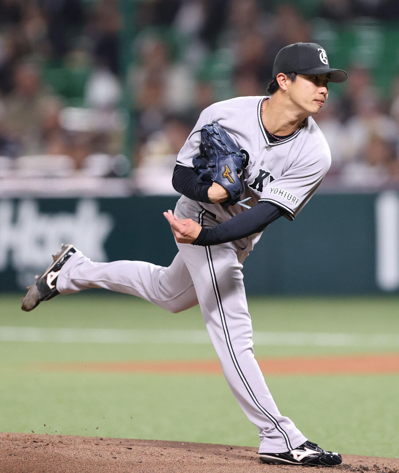 ソフトバンク対巨人　先発の巨人山城（撮影・梅根麻紀）