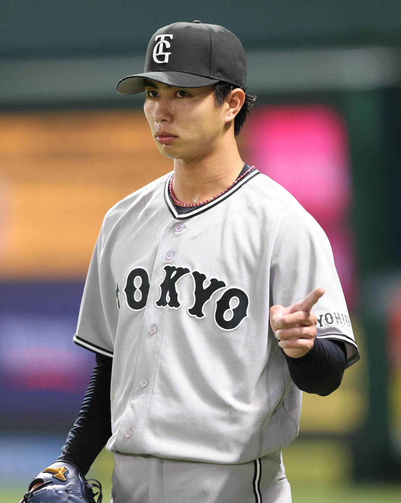 ソフトバンク対巨人　先発の巨人山城は3回を投げ終え1安打と好投、ベンチ前でナインを出迎える（撮影・梅根麻紀）