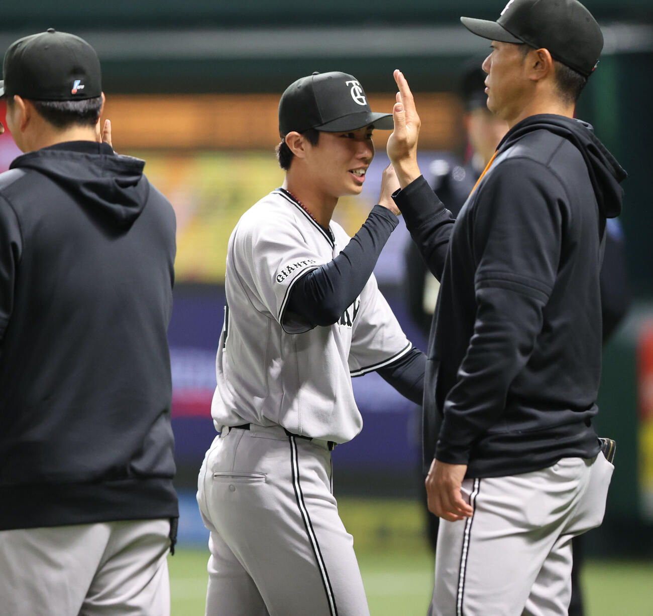 ソフトバンク対巨人　勝利投手となった巨人山城はナインとハイタッチをかわす（撮影・梅根麻紀）