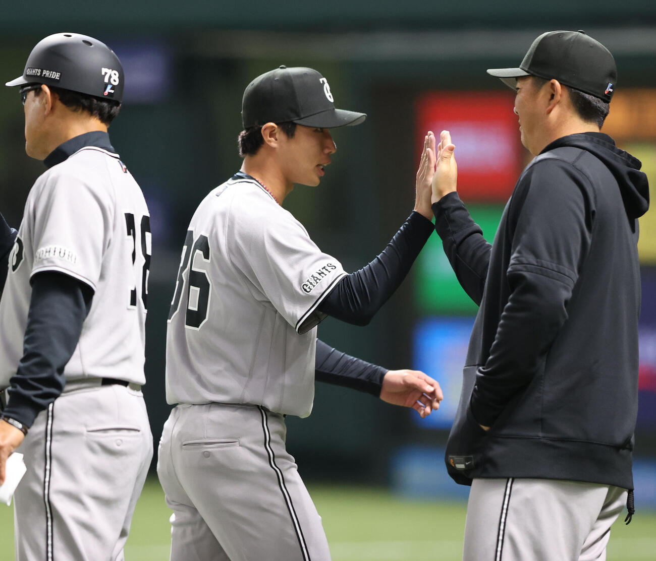 ソフトバンク対巨人　勝利投手となった巨人山城はナインとハイタッチをかわす（撮影・梅根麻紀）
