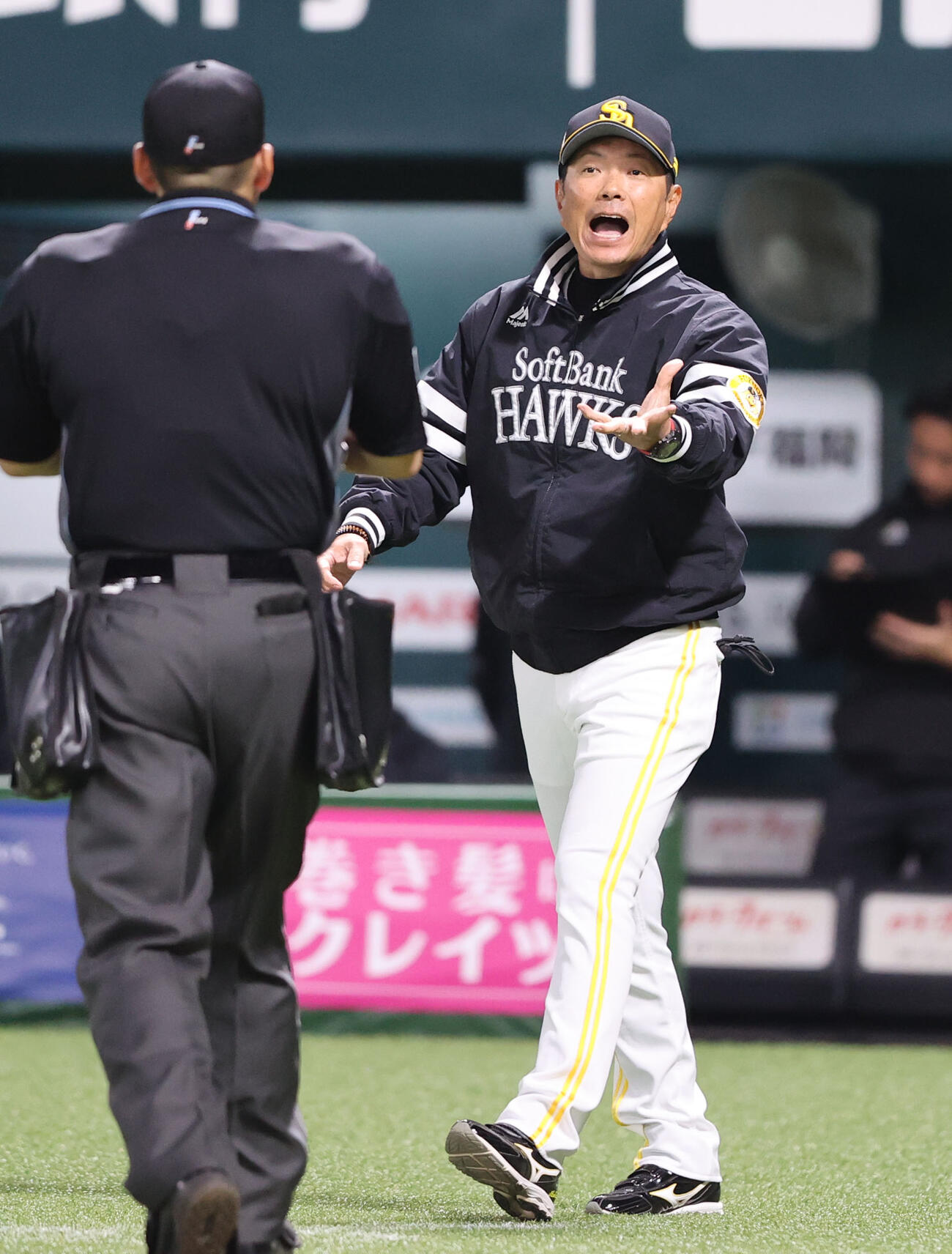 ソフトバンク対巨人　7回途中、自らマウンドに行き先発上沢に交代を告げる小久保監督（撮影・梅根麻紀）