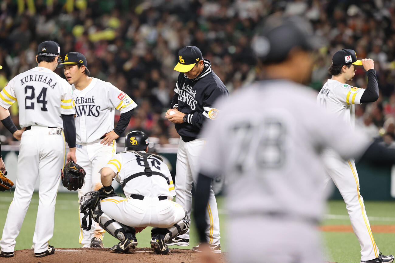 ソフトバンク対巨人　7回途中、自らマウンドに行き先発上沢に交代を告げる小久保監督（撮影・梅根麻紀）