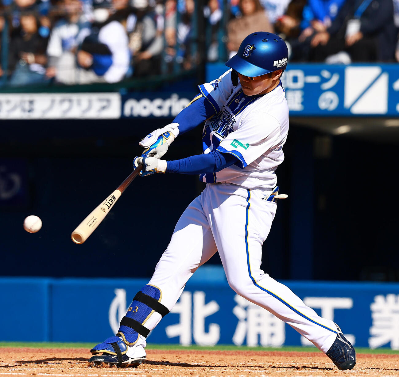 DeNA対広島　5回裏DeNA1死一、二塁、右前打を放つ小田康（撮影・野上伸悟