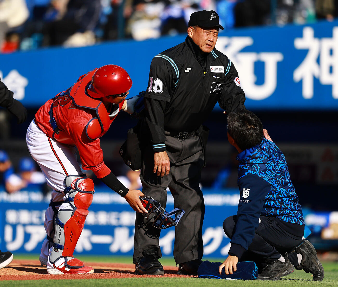 DeNA対広島　9回裏DeNA無死、投球が当たり負傷した名幸球審（撮影・野上伸悟
