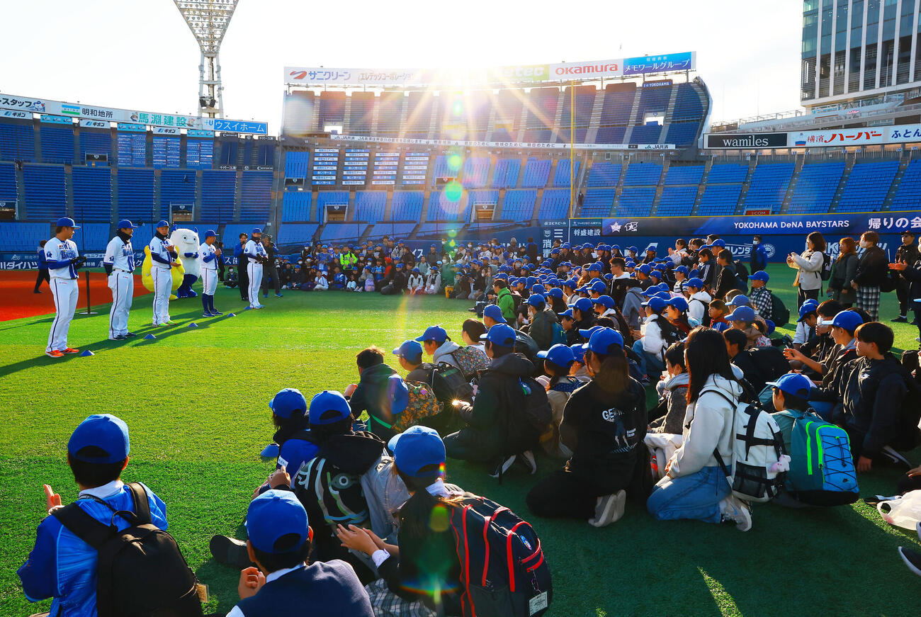 試合後に、招待した神奈川県内の小学生とふれあい「帰りの会」に参加した、左からDeNA　石田裕、山本、竹田祐、東、佐野（撮影・野上伸悟