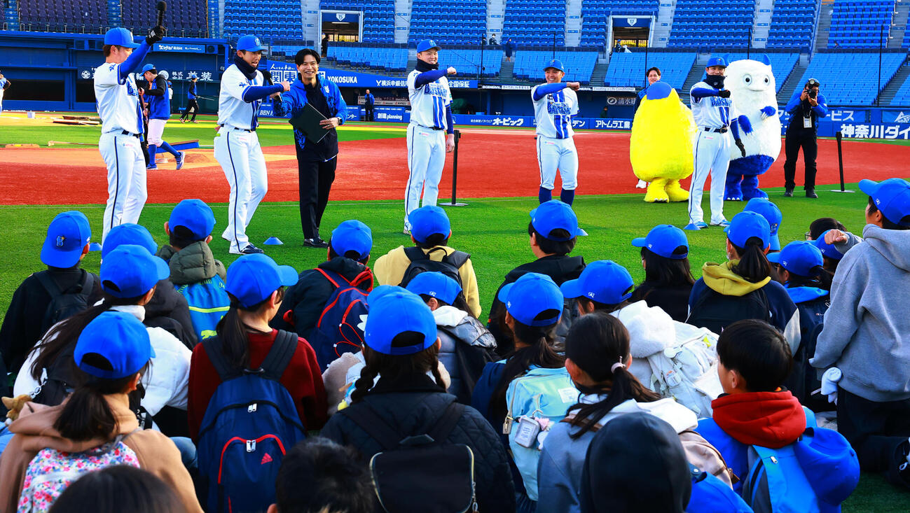 試合後に、招待した神奈川県内の小学生とふれあい「帰りの会」に参加した、左からDeNA　石田裕、山本、竹田祐、東、佐野（撮影・野上伸悟