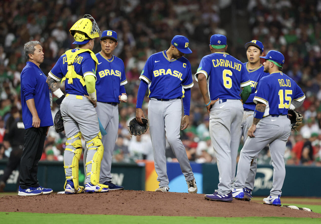 ブラジル代表監督を務めた松元ユウイチ（左から3人目）（ロイター）