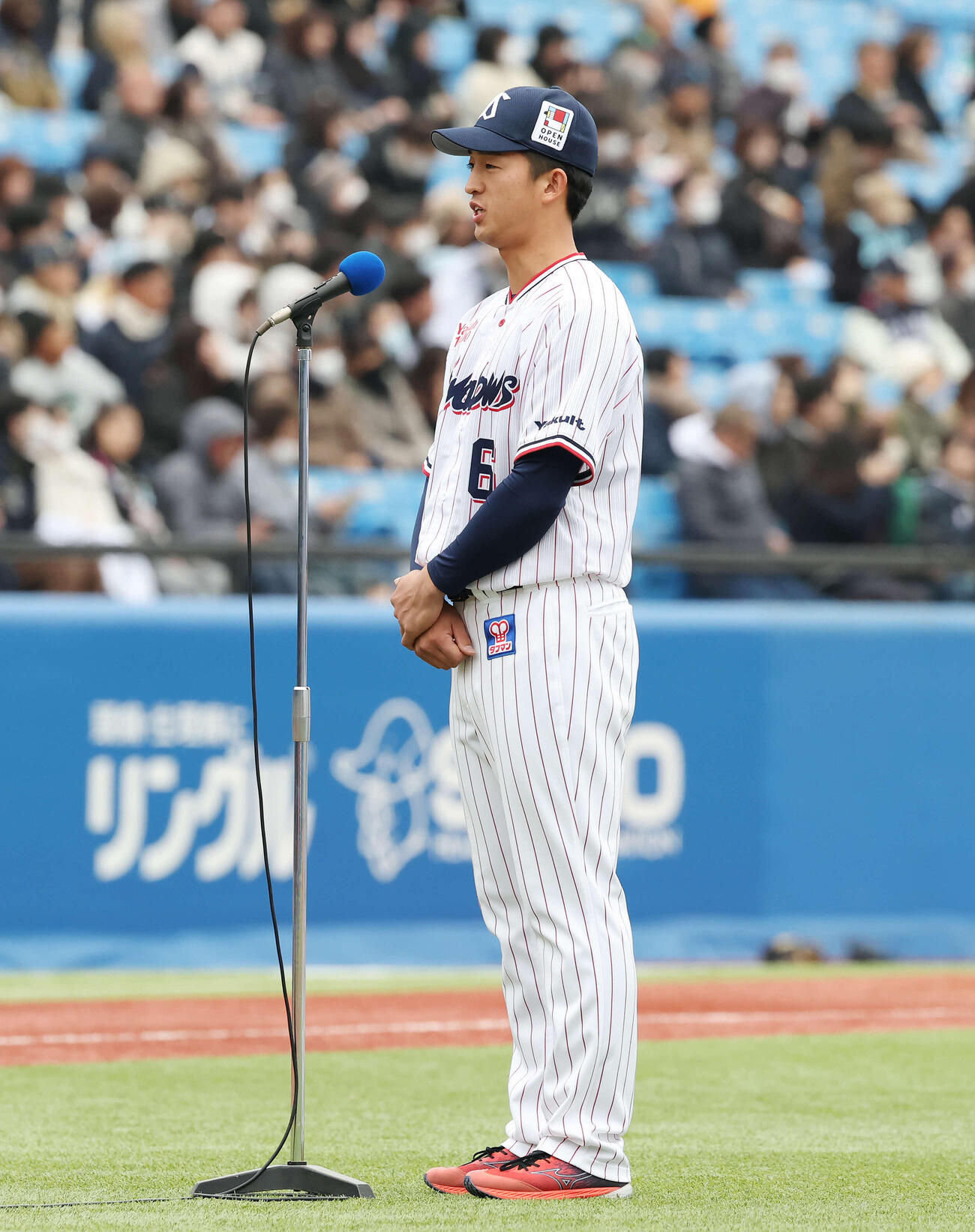 ヤクルト対オリックス　試合前、新入団選手発表であいさつするヤクルト松下（撮影・宮地輝）