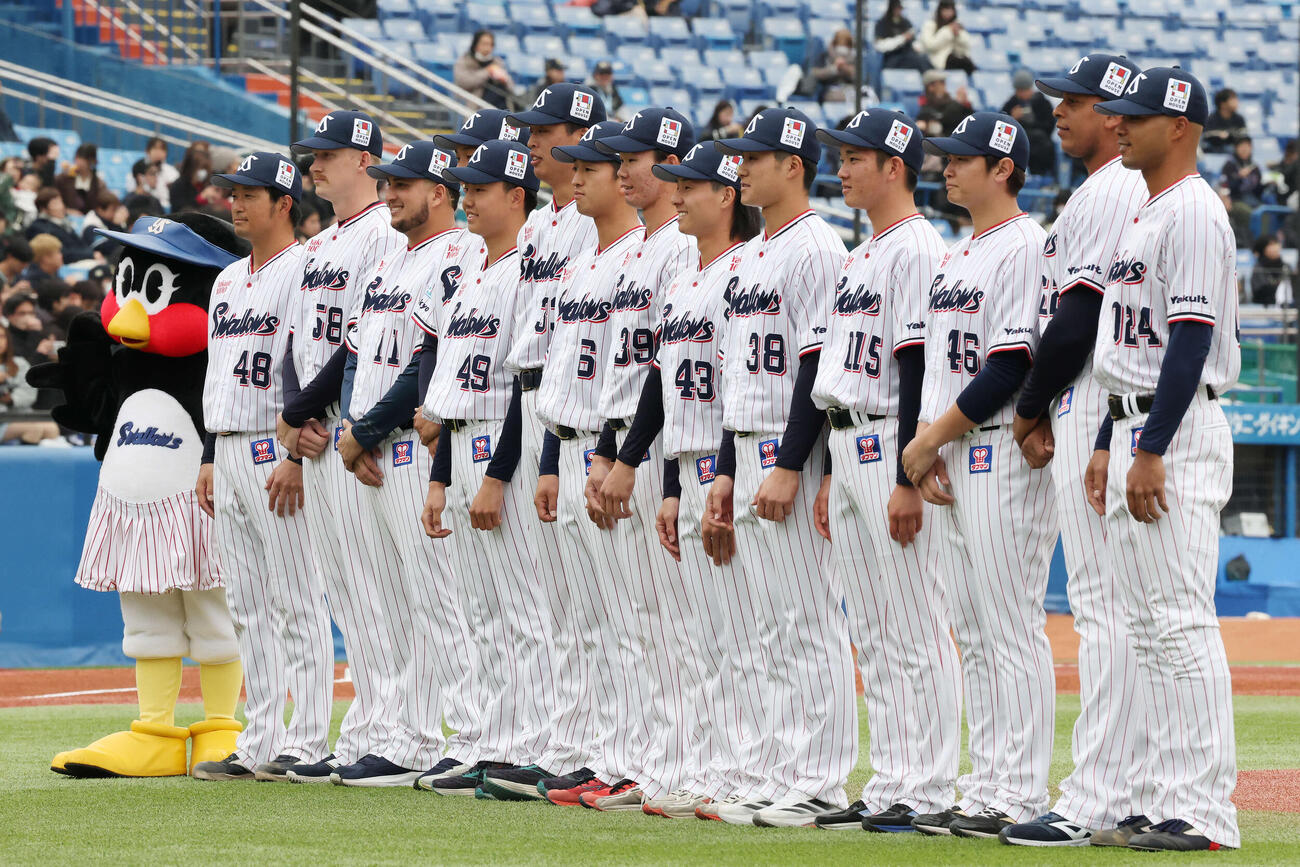 ヤクルト対オリックス　試合前、記念撮影するヤクルトの新入団選手たち（撮影・宮地輝）