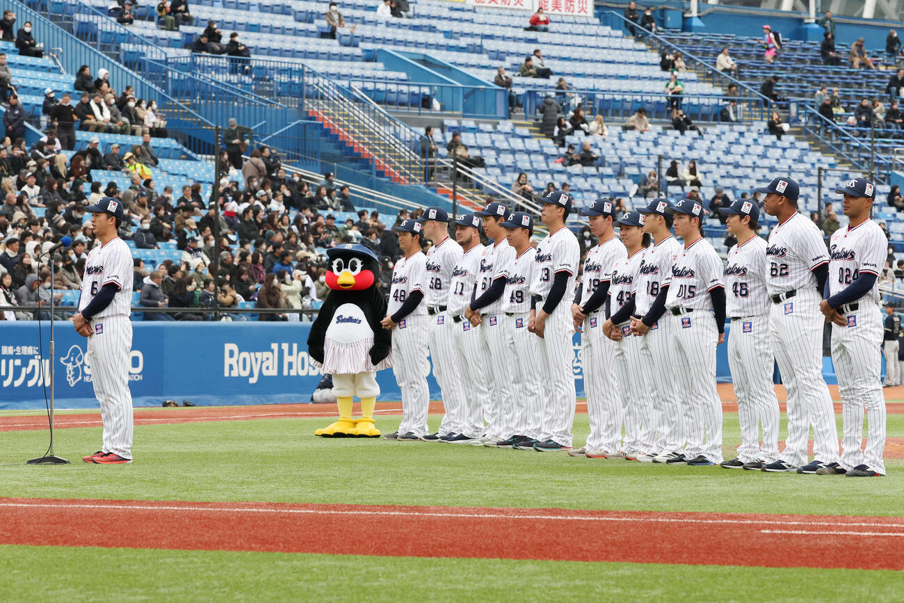 ヤクルト対オリックス　試合前、新入団選手発表であいさつするヤクルト松下（左）（撮影・宮地輝）