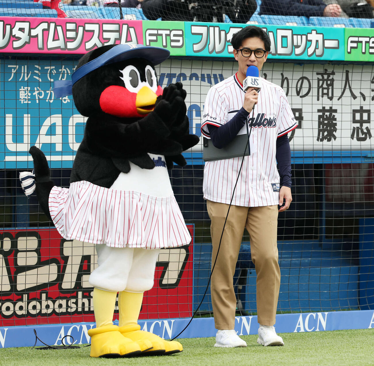 ヤクルト対オリックス　神宮球場の新スタジアムMCを務める兵頭祐貴。左はつばみ（撮影・宮地輝）