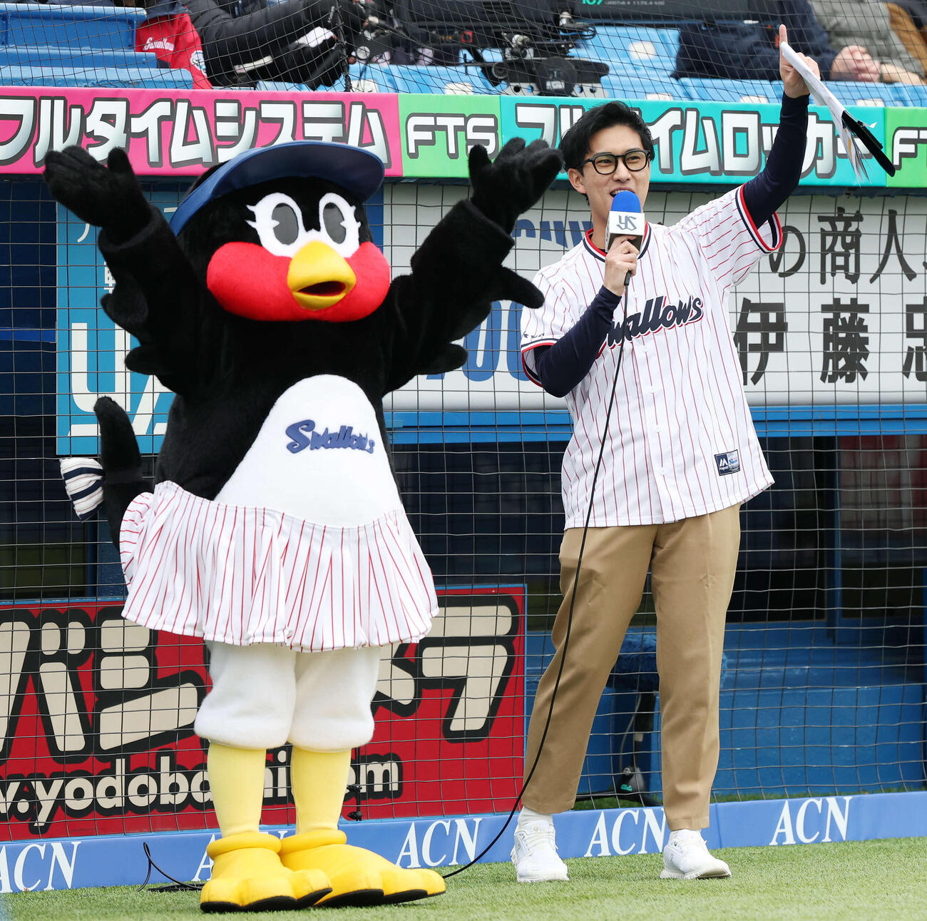 ヤクルト対オリックス　神宮球場の新スタジアムMCを務める兵頭祐貴。左はつばみ（撮影・宮地輝）