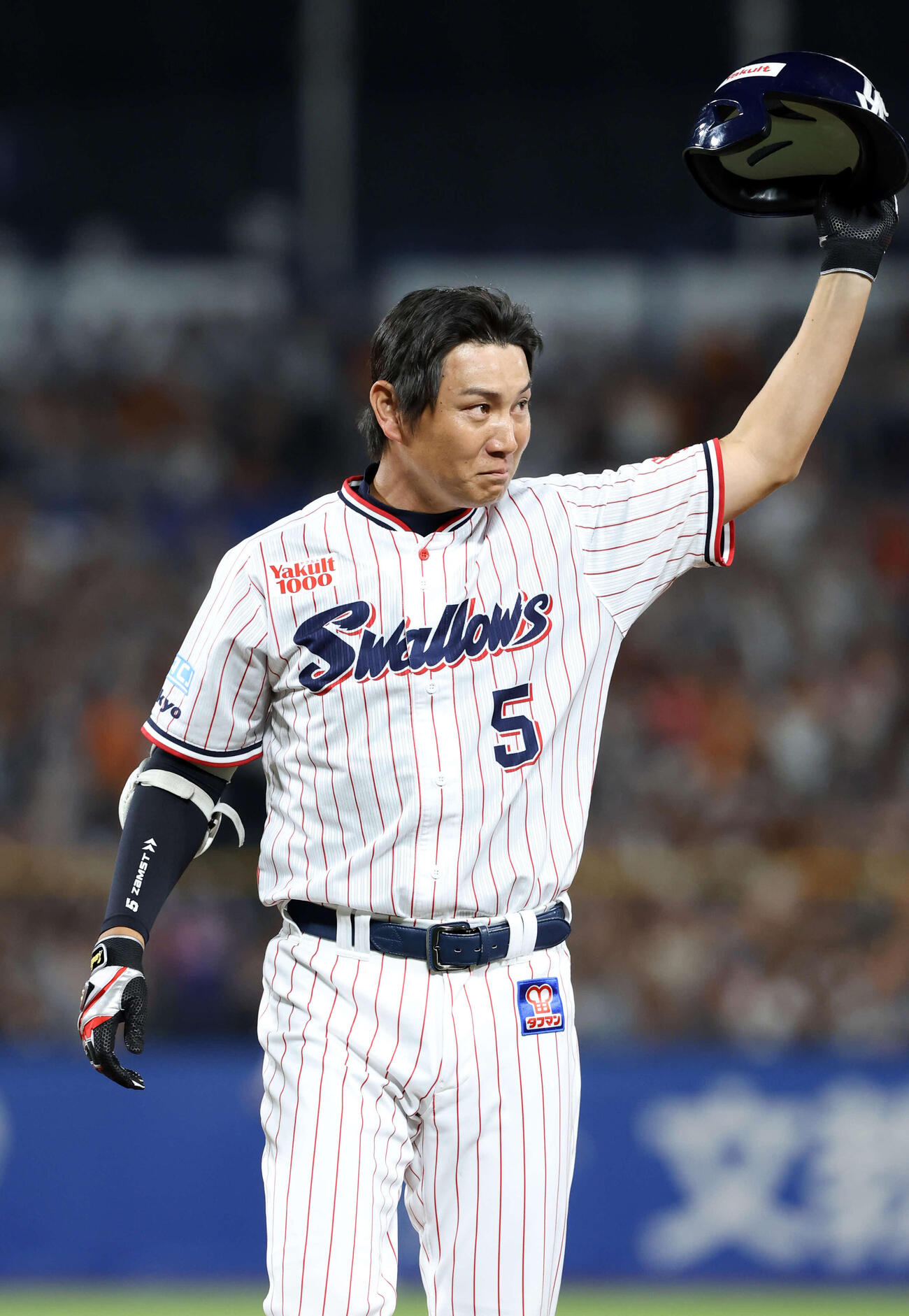 2025年9月28日、ヤクルト対巨人　7回裏ヤクルト2死、代打川端は左飛に倒れ、スタンドの声援に涙ぐみあいさつする