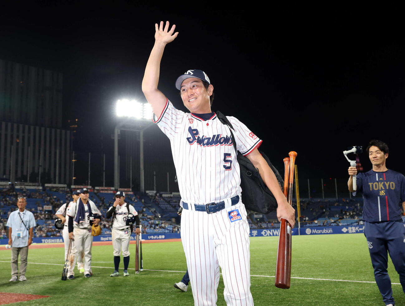 2025年9月28日、試合後に右翼スタンドのファンにあいさつする川端慎吾
