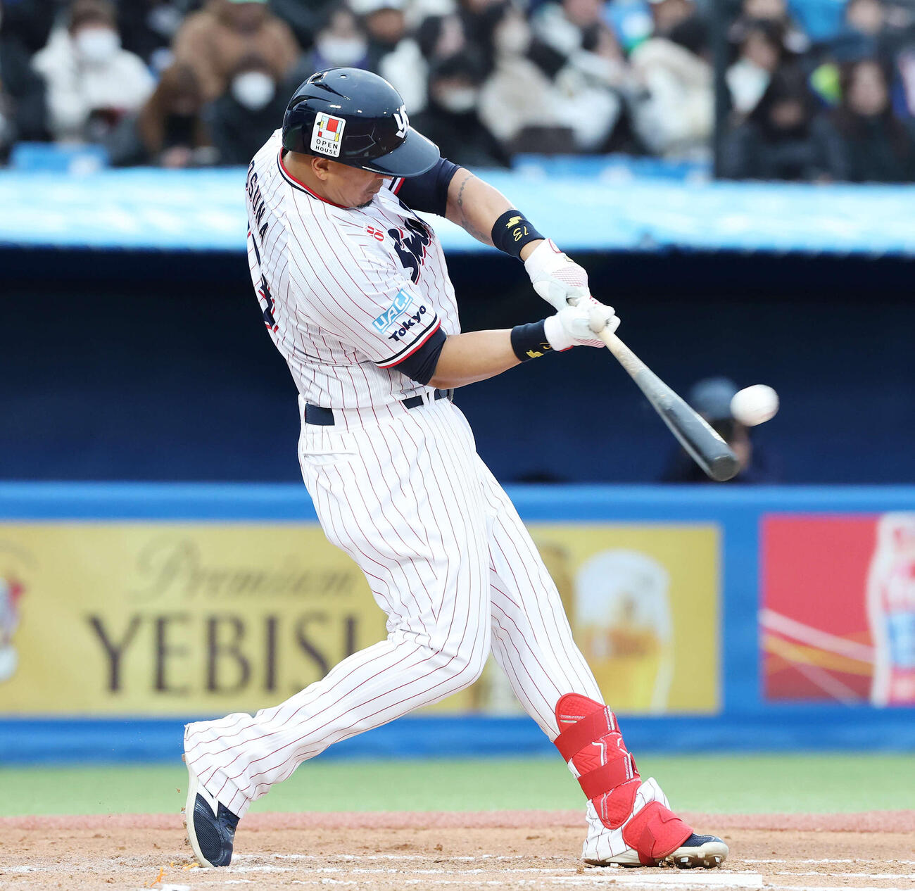 ヤクルト対オリックス　6回裏ヤクルト無死一塁、左越え2点本塁打を放つオスナ（撮影・宮地輝）