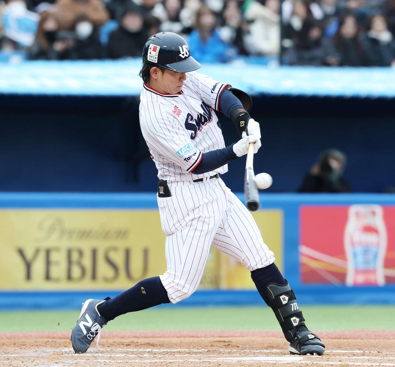 ヤクルト対オリックス　3回裏ヤクルト無死一、三塁、中前適時打を放つ増田（撮影・宮地輝）