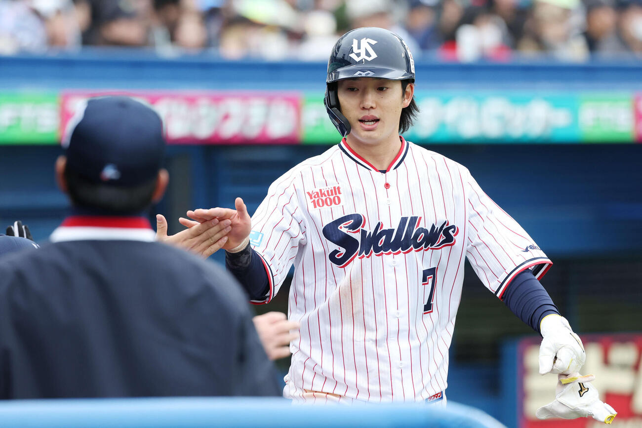 ヤクルト対オリックス　3回裏ヤクルト無死一、三塁、増田の中前適時打で生還しタッチを交わす長岡（撮影・宮地輝）