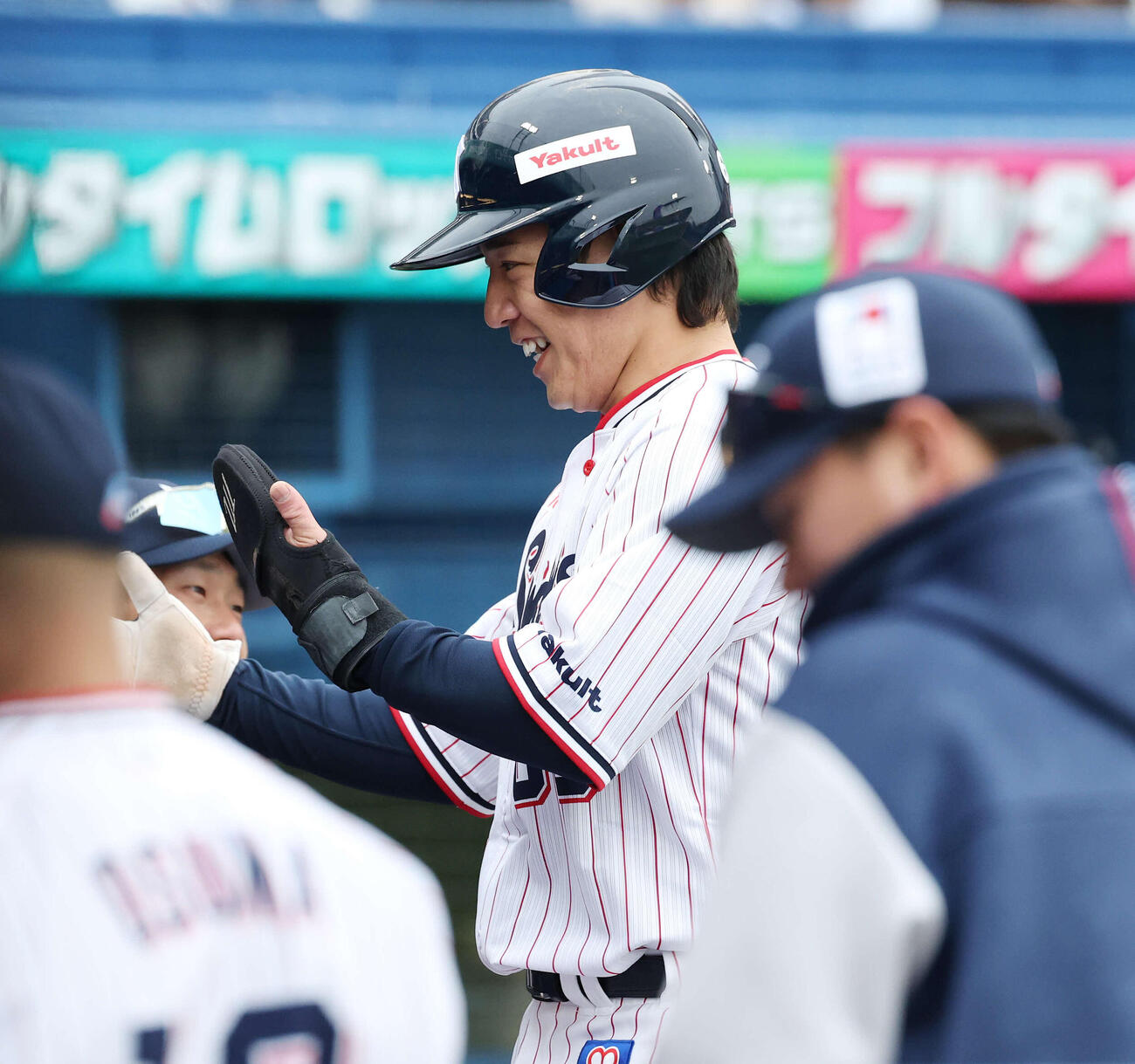 ヤクルト対オリックス　3回裏ヤクルト無死一、三塁、中前適時打を放った増田は笑顔でタッチを交わす（撮影・宮地輝）