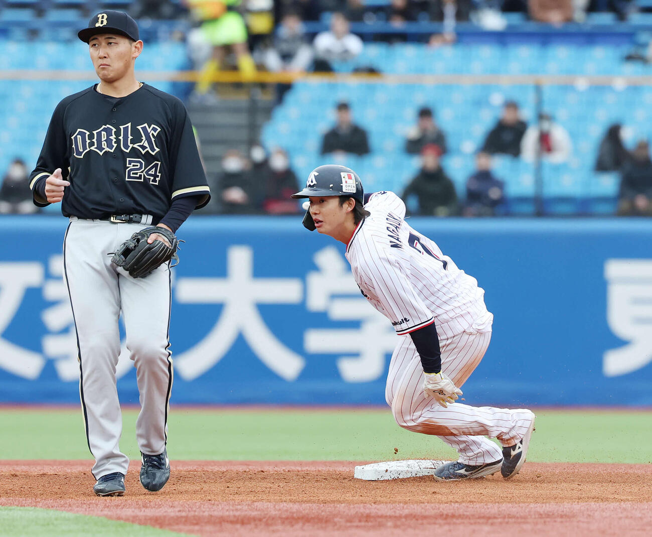 ヤクルト対オリックス　1回裏ヤクルト無死一塁、二塁盗塁を決める長岡（撮影・宮地輝）