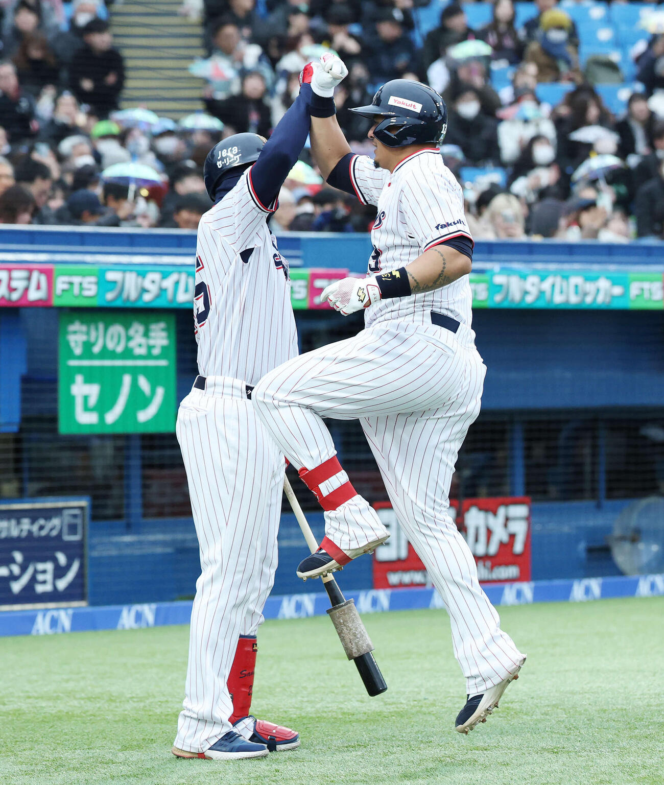 ヤクルト対オリックス　6回裏ヤクルト無死一塁、左越え2点本塁打を放ちサンタナ（左）と喜ぶオスナ（撮影・宮地輝）